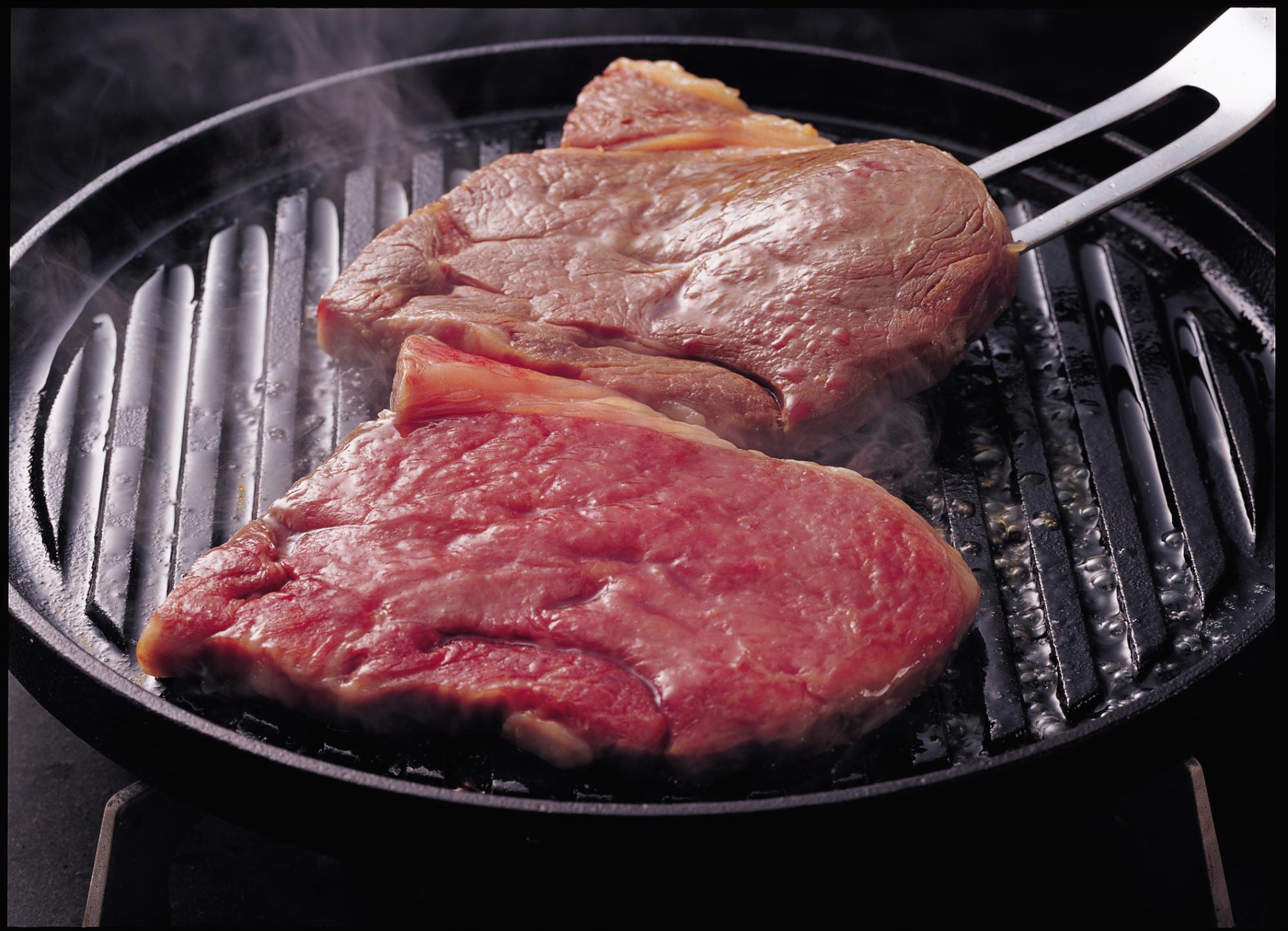 宮崎牛ロースステーキとすき焼肉 ステーキ200g×4、すき焼肉 もも・ばら700g 190×260×140 mm