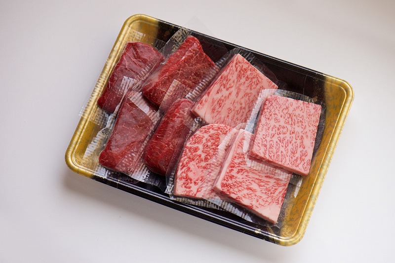 前沢牛ステーキ食べ比べ 霜降りステーキ・赤身ステーキ各50gｘ4枚（合計400g） 300×220×60mm